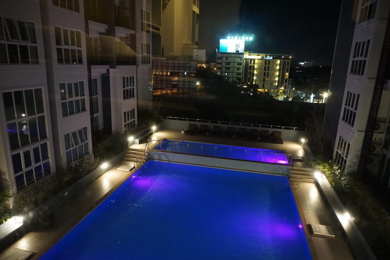 Pool View Room The Prio Chiang Mai Exteriör bild